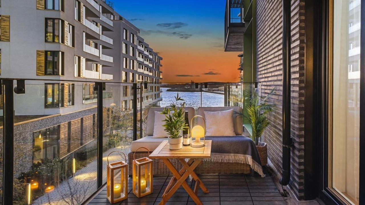 Exclusive Apartment, Sea View To Fjord, Located On Water In Center Leilighet